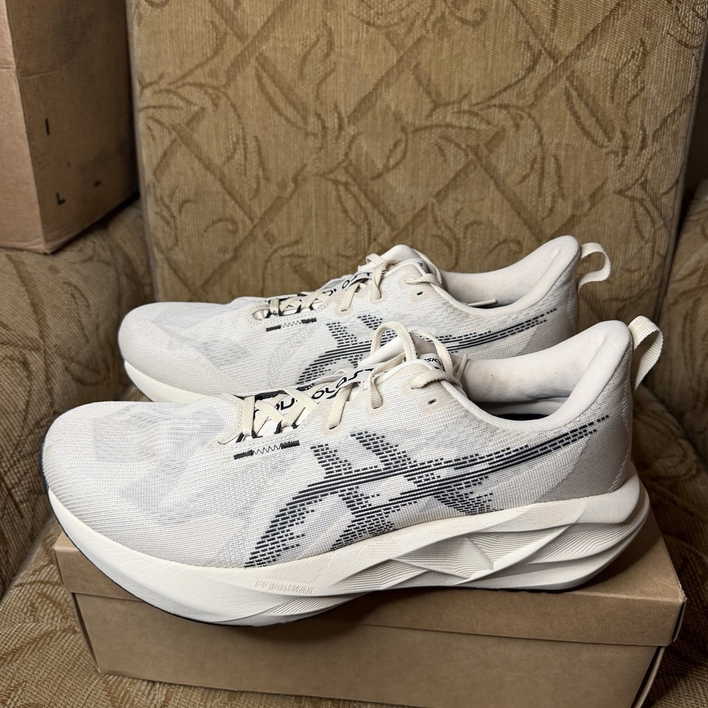 ASICS Novablast 5 Men's Running size 10.5 Oatmeal/Black Excellent!